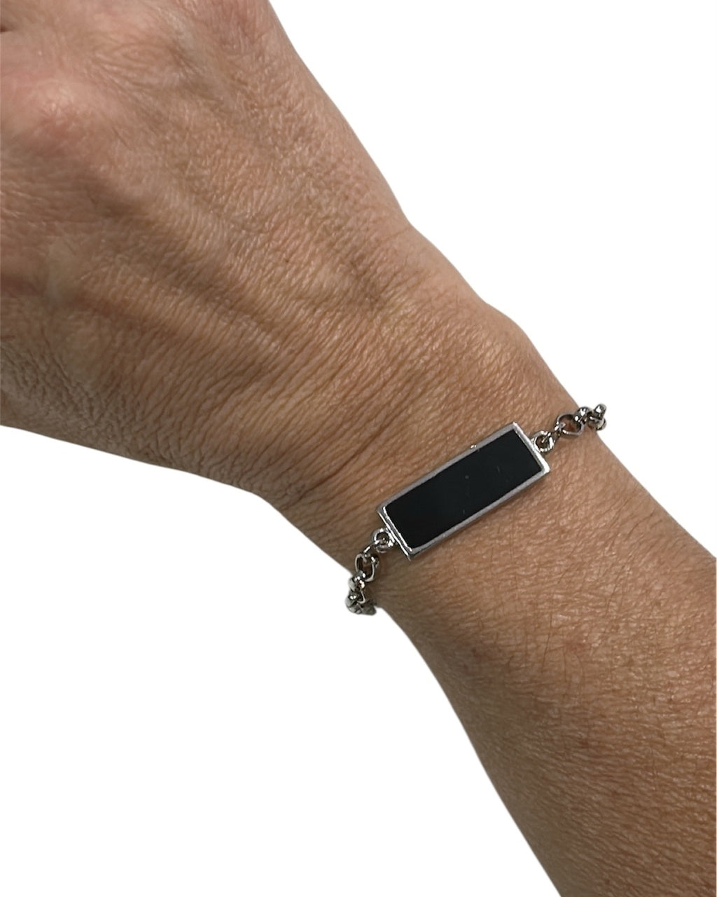 Pulseira com placa retangular escura e corrente prateada com detalhes
