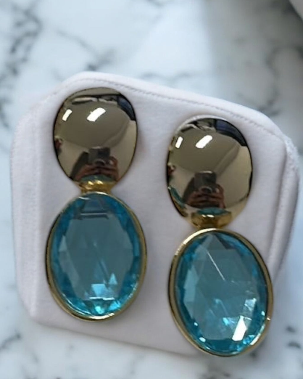 Brinco Viena dourado com pedra azul oval, pendente