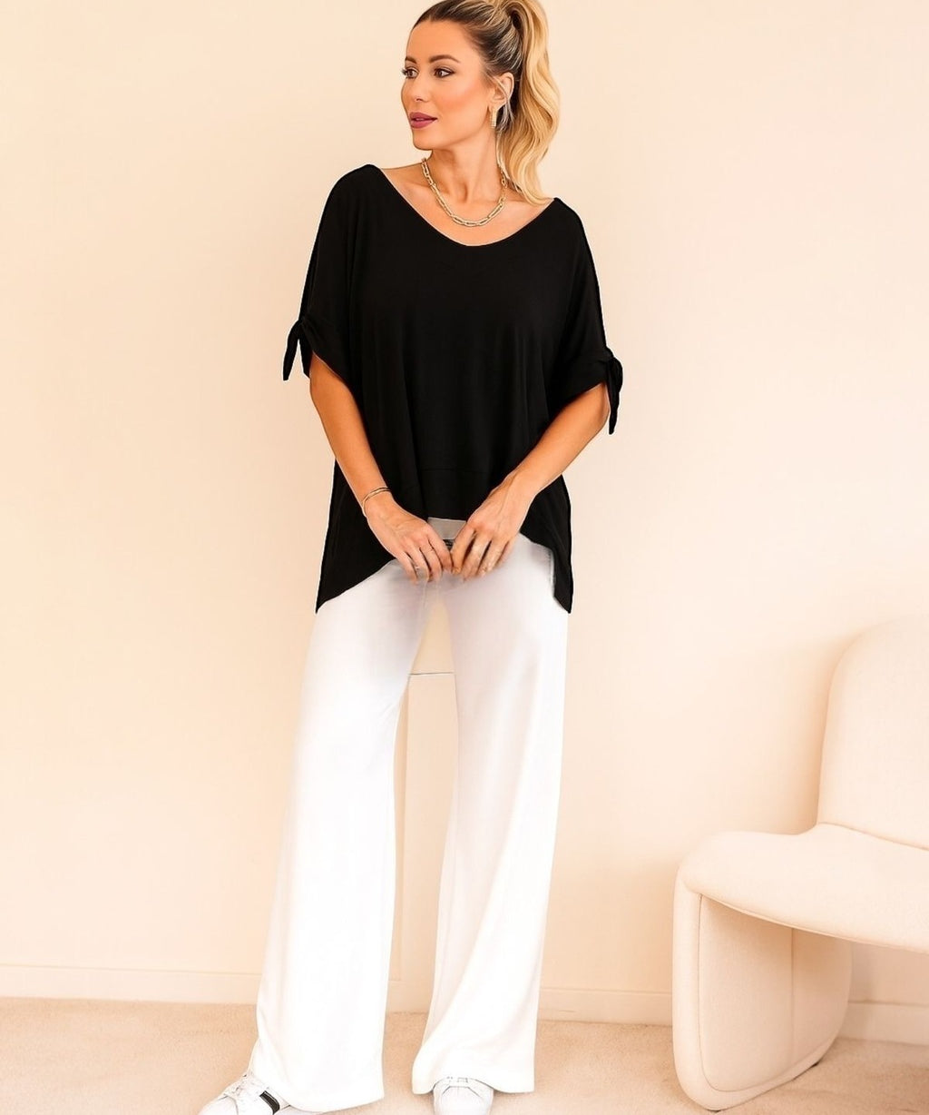 Blusa preta ampla com decote em V e mangas amplas presas por laços laterais