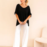 Blusa preta ampla com decote em V e mangas amplas presas por laços laterais