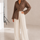 Calça ampla off-white com cós elástico e cordão, pernas largas