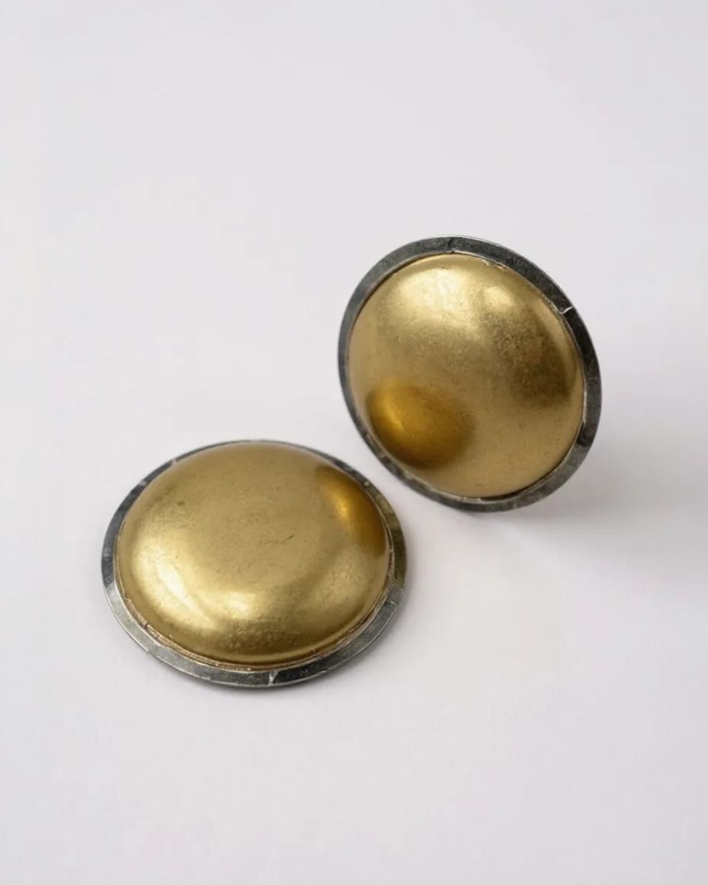 Par de brincos redondos com disco dourado e aro escuro prateado