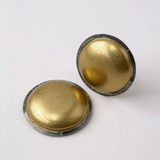 Par de brincos redondos com disco dourado e aro escuro prateado