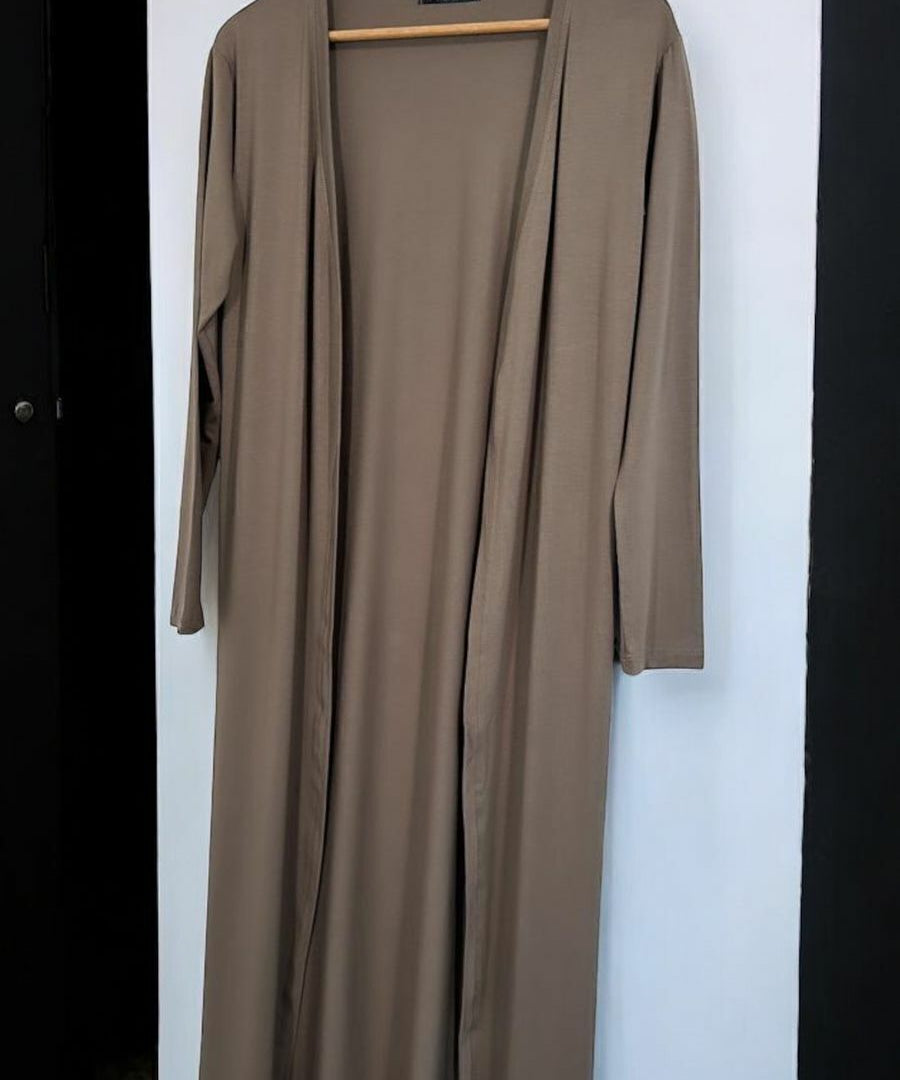 Cardigan longo marrom-bege, manga longa, caimento fluido e frente aberta
