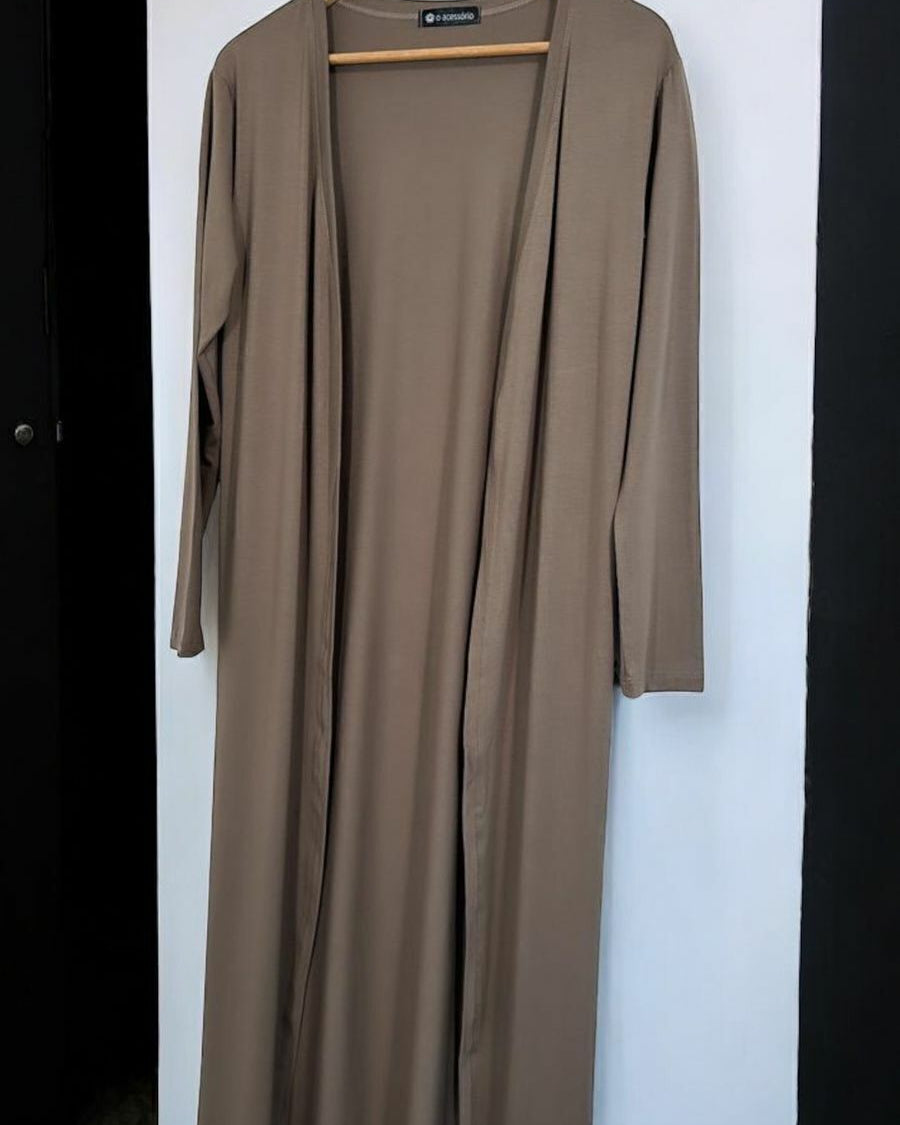 Cardigan longo bege acastanhado, manga longa, tecido liso e aberto na frente