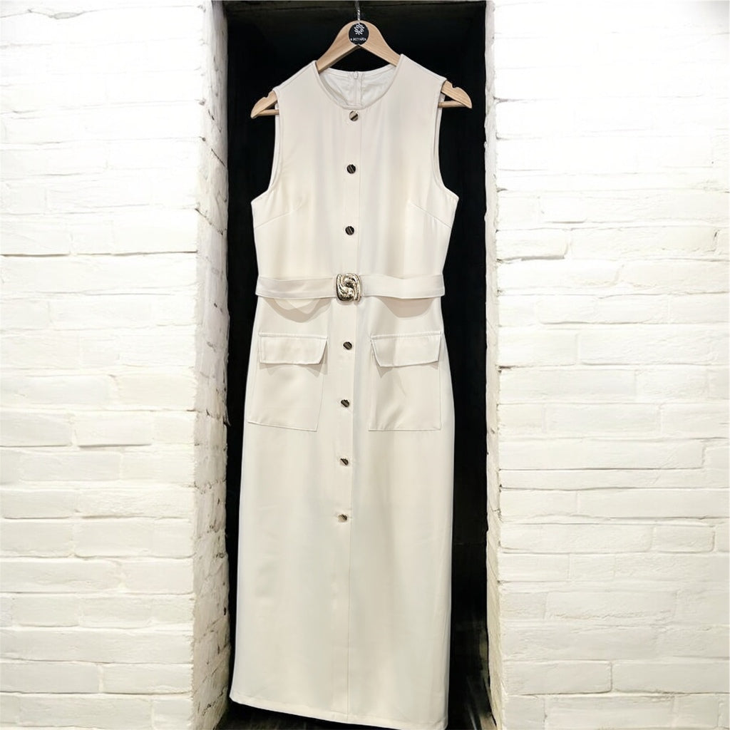 Vestido sem mangas off-white com botões frontais, cinto com fivela e bolsos na cintura