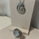 Conjunto prateado: anel e pingente redondo com textura em espiral