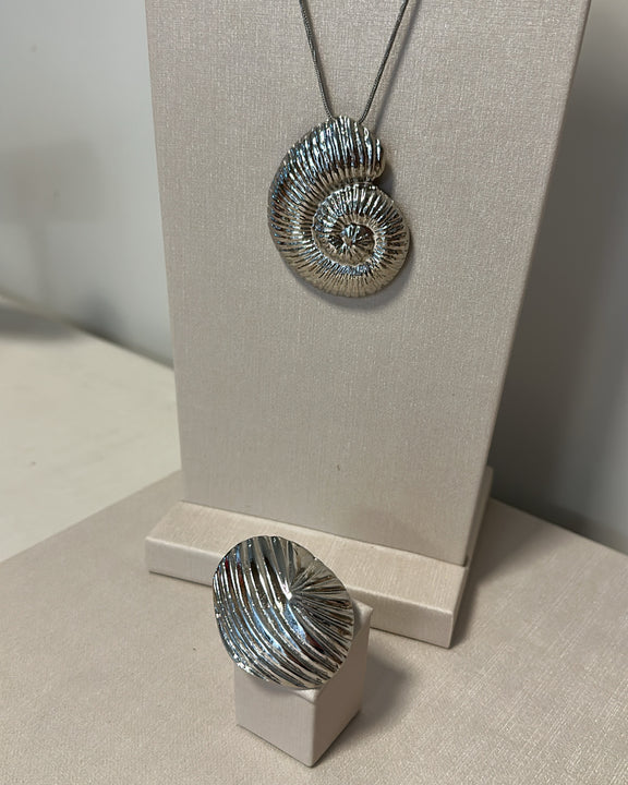 Conjunto prateado: anel e pingente redondo com textura em espiral
