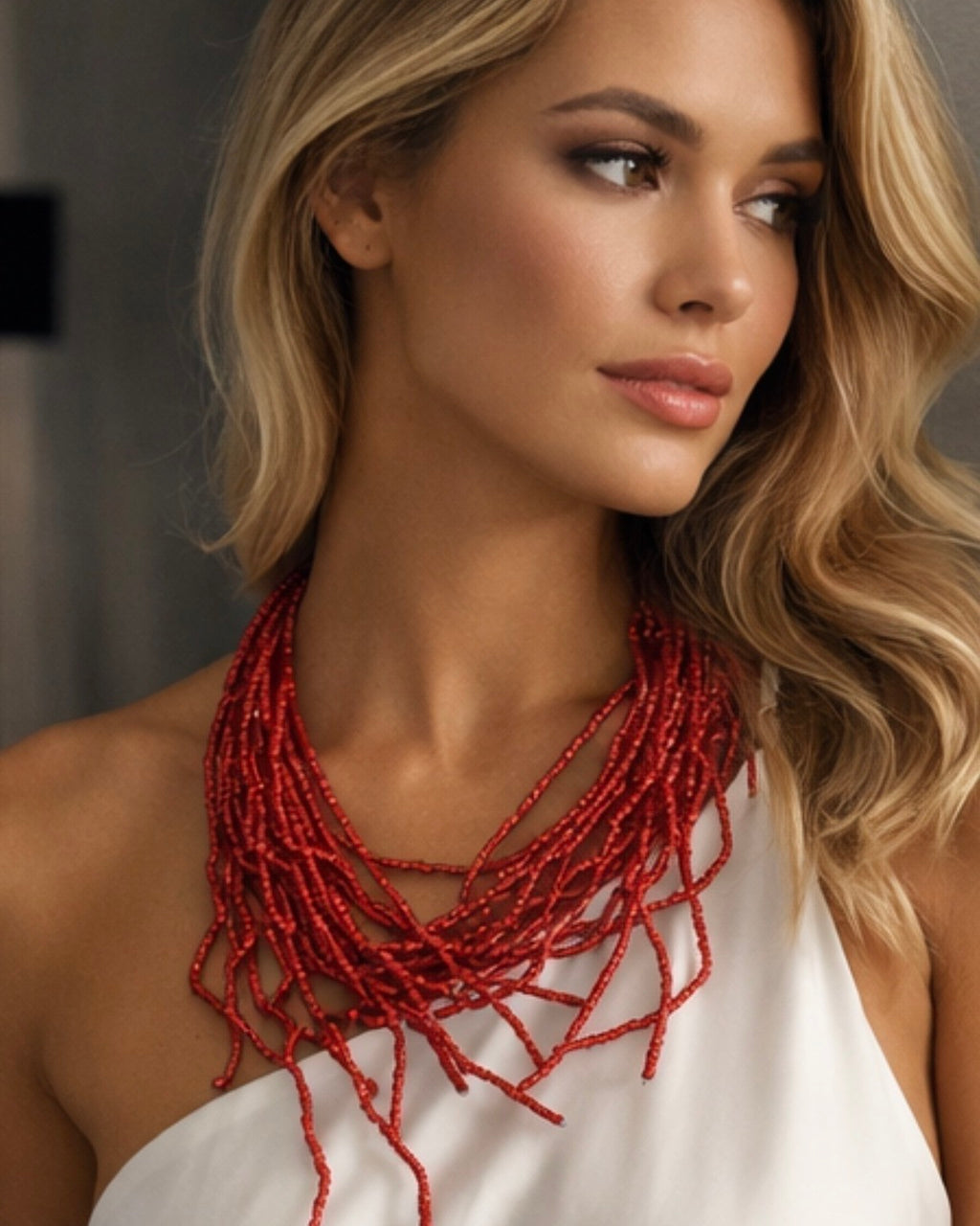 Colar de festa vermelho com miçangas em várias voltas e franjas soltas