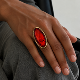 Anel Jamaica com pedra oval vermelha e aro dourado