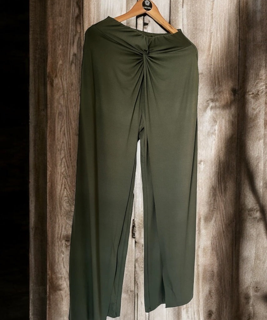 Calça pantalona verde militar com detalhe franzido nas costas e abertura na barra.