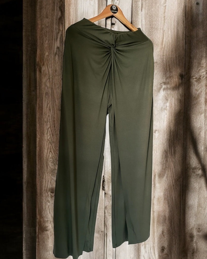 Calça pantalona verde militar com detalhe franzido nas costas e abertura na barra.