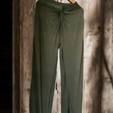 Calça pantalona verde militar com detalhe franzido nas costas e abertura na barra.