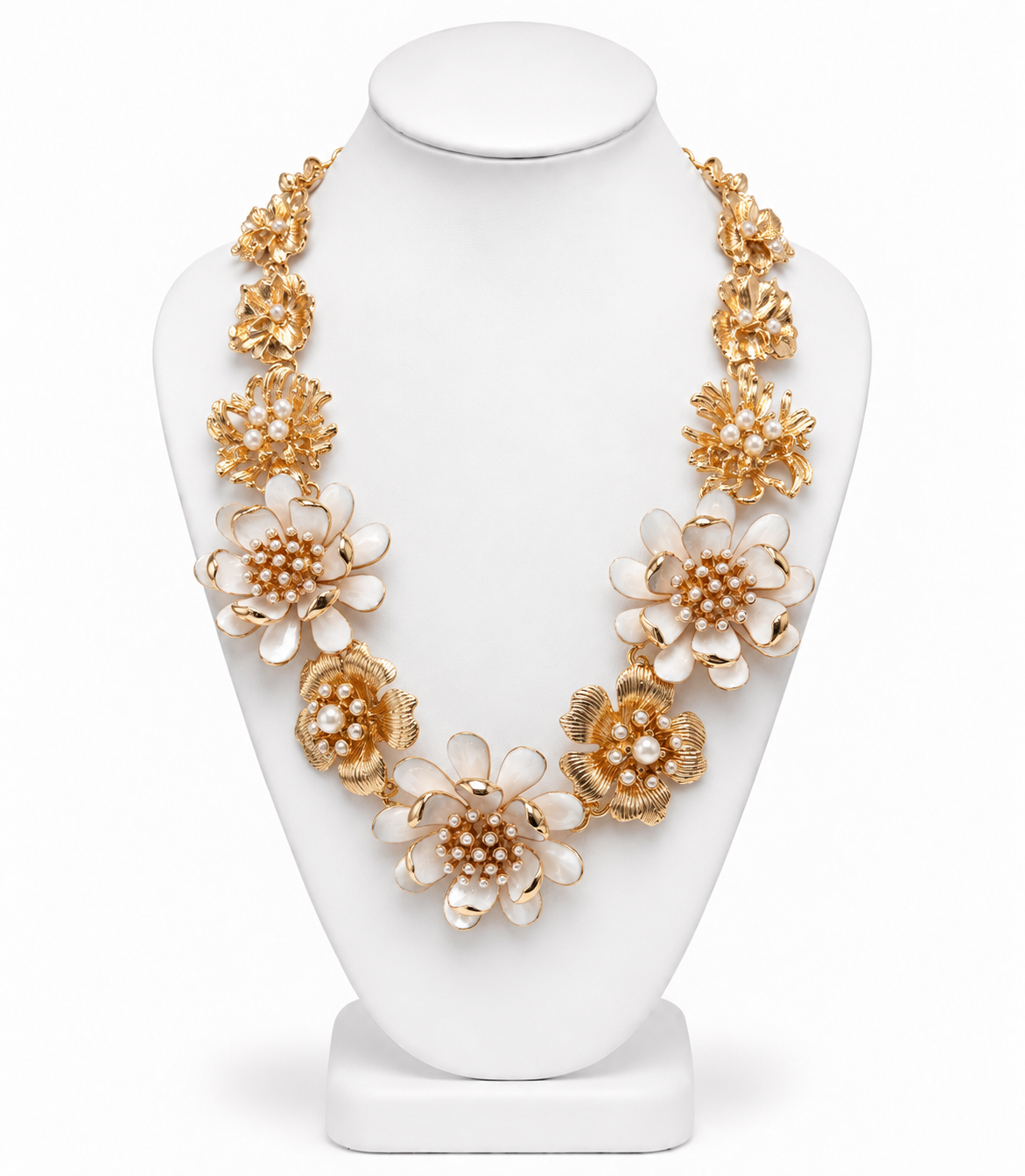 Colar floral dourado com flores brancas, pérolas e correntes de elos