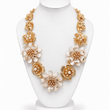 Colar floral dourado com flores brancas, pérolas e correntes de elos