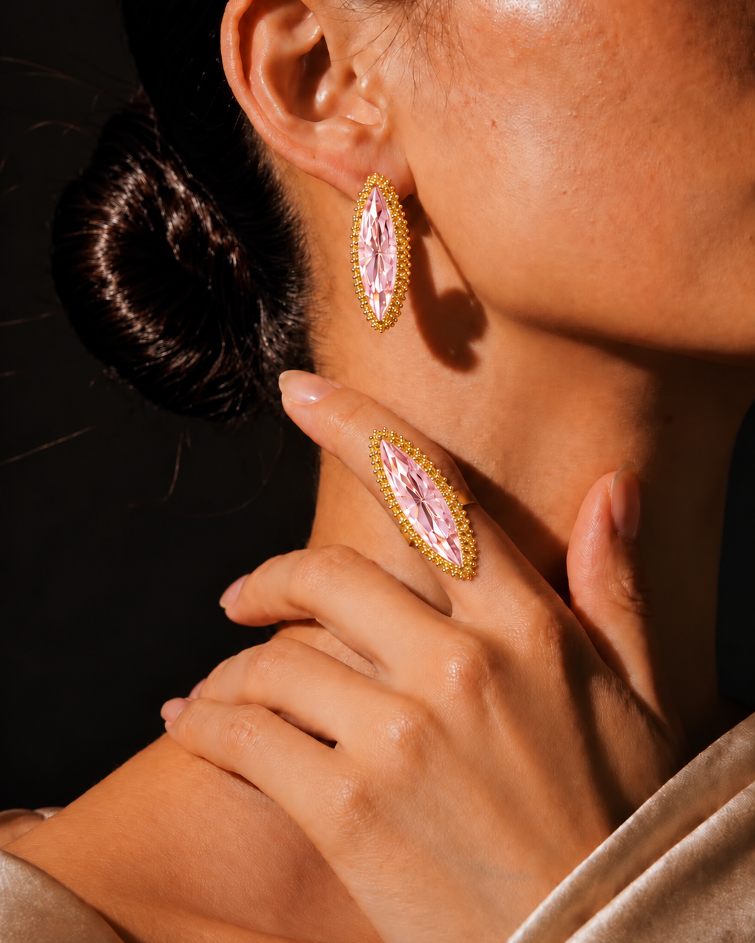 Anel Canoa com pedra rosê facetada e aro dourado com borda de esferas