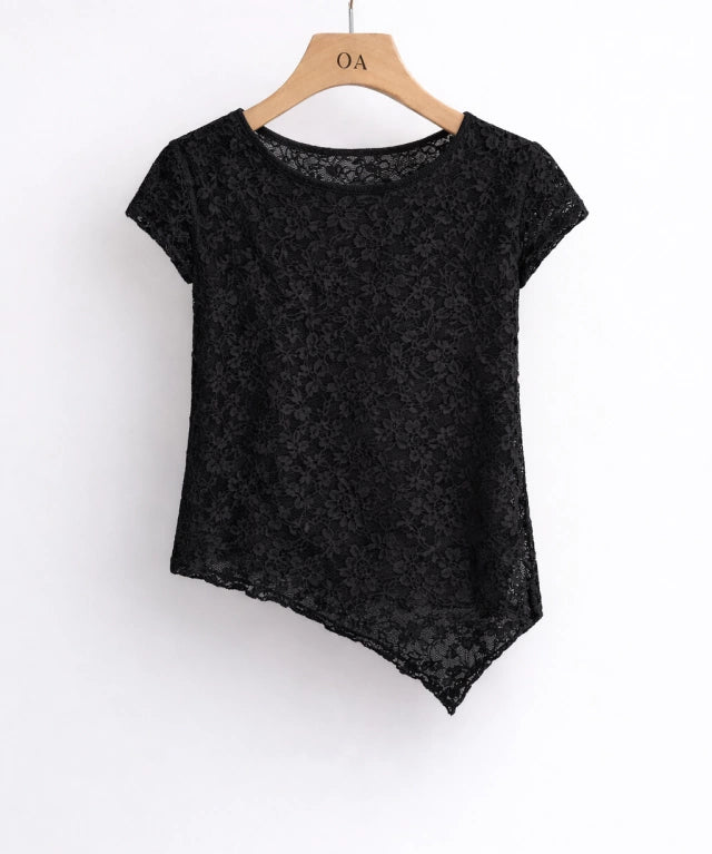 Camiseta de renda preta com mangas curtas e gola redonda