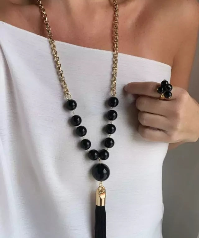 Colar Louise com correntes douradas, contas pretas e pingente com franja