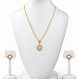 Conjunto lila: colar dourado com pingente floral e brincos combinando