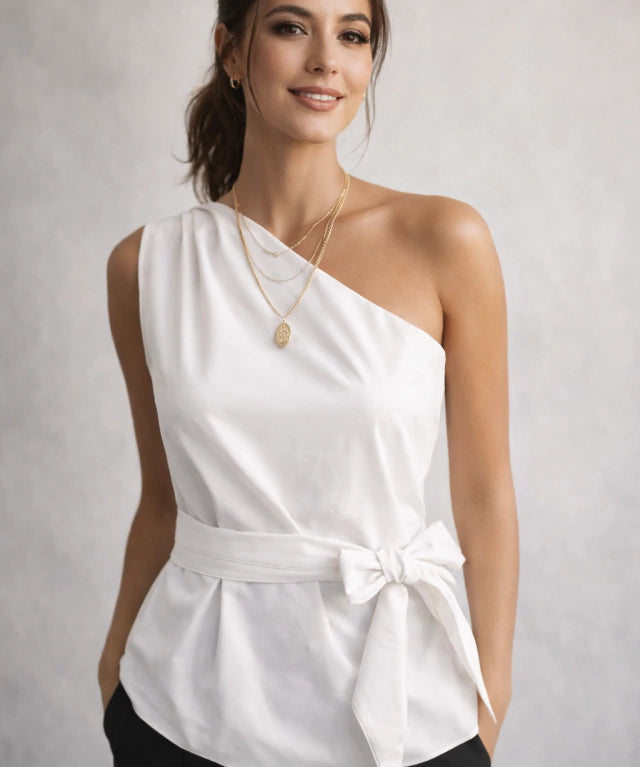 Blusa de cetim um ombro só branca, faixa com laço na cintura