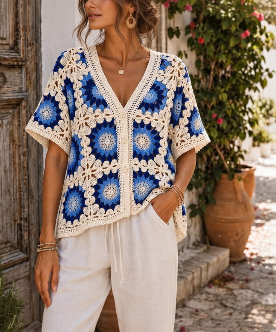 Blusa de crochê azul e bege, decote V, mangas curtas e barra aberta