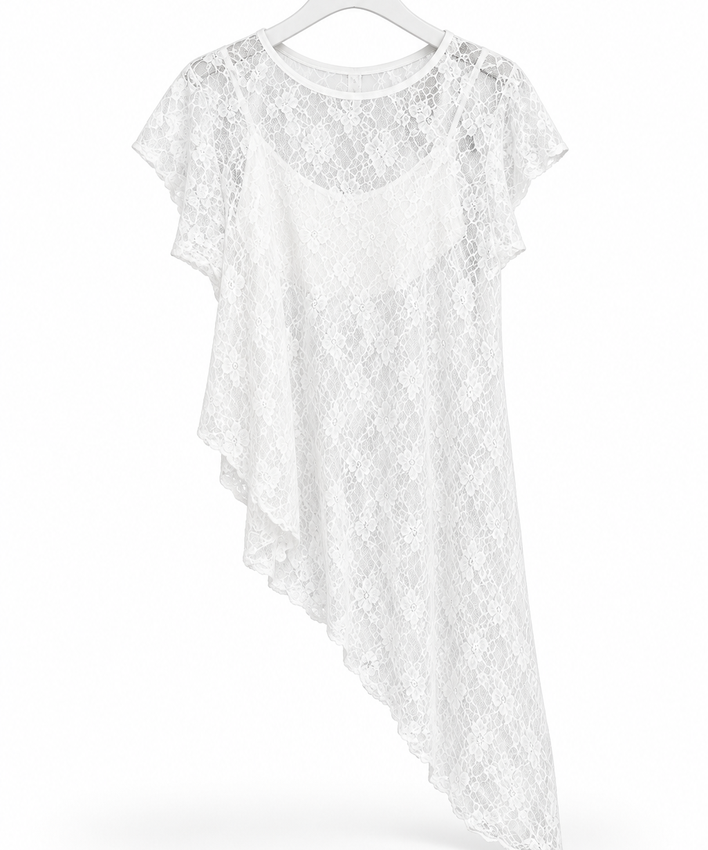 Blusa Maria Rita branca em renda rendada, manga curta, decote redondo, cauda assimétrica