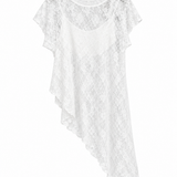 Blusa Maria Rita branca em renda rendada, manga curta, decote redondo, cauda assimétrica
