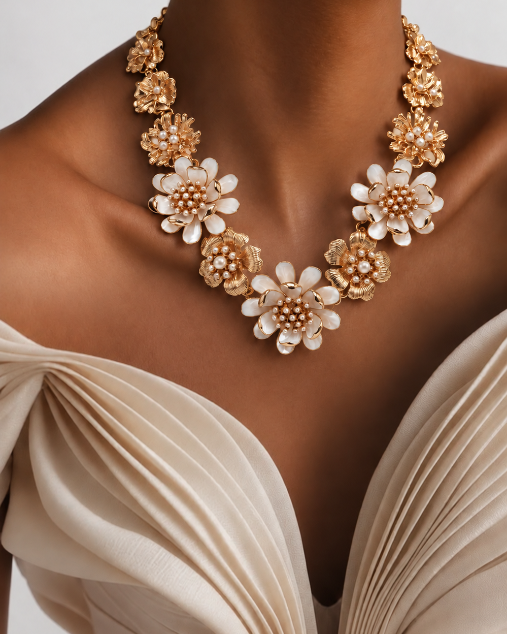 Colar floral dourado com flores brancas e miçangas, estilo pedrarias e pérolas