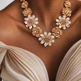 Colar floral dourado com flores brancas e miçangas, estilo pedrarias e pérolas