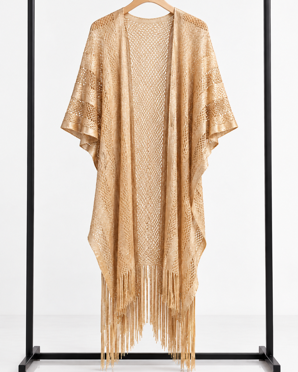 Kimono Suzana dourado em renda, com mangas amplas e franjas longas
