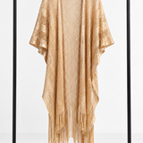 Kimono Suzana dourado em renda, com mangas amplas e franjas longas