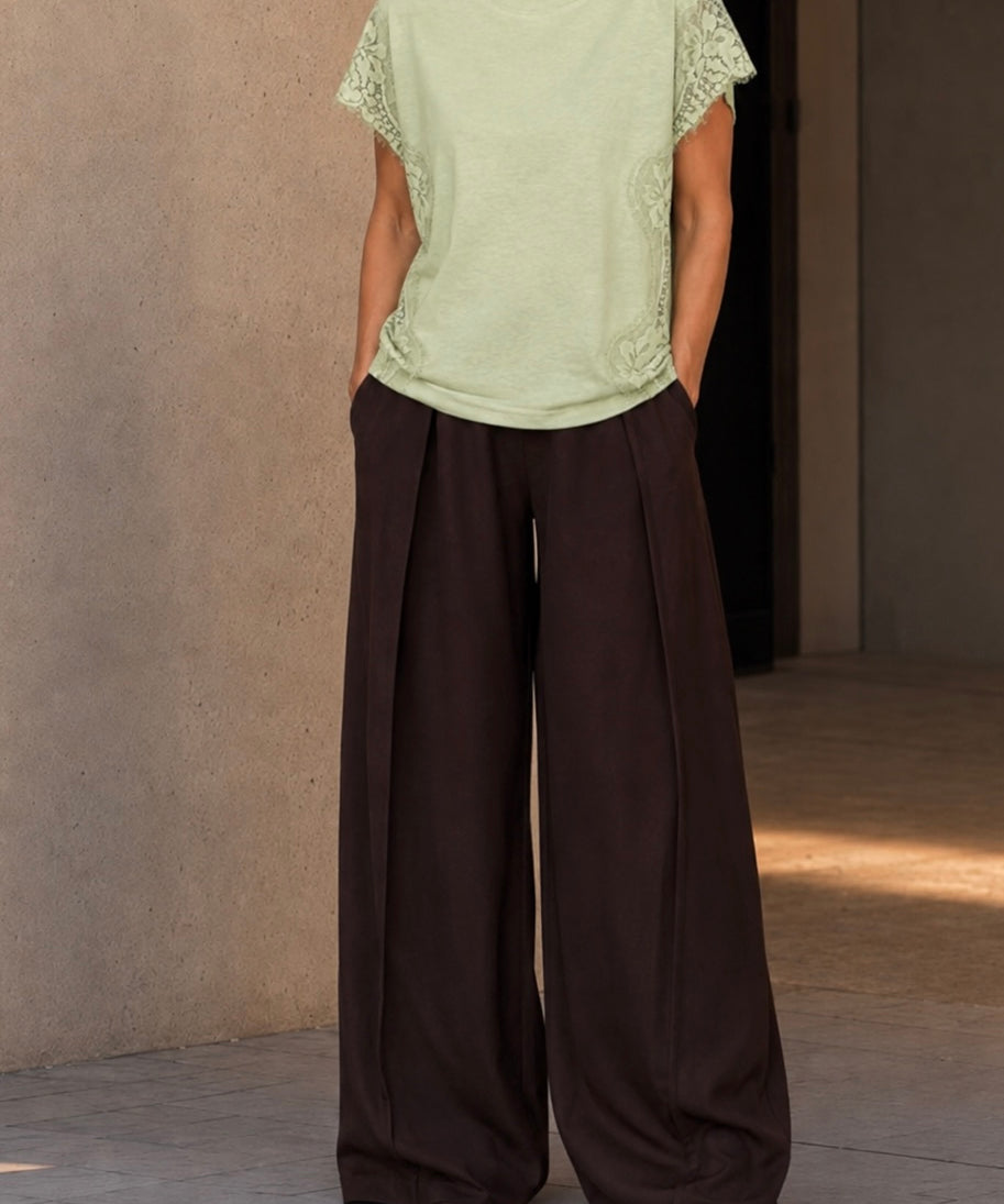 Blusa Ana Clara verde menta com mangas curtas e renda nos recortes laterais
