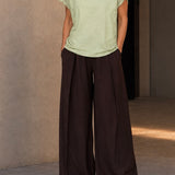 Blusa Ana Clara verde menta com mangas curtas e renda nos recortes laterais