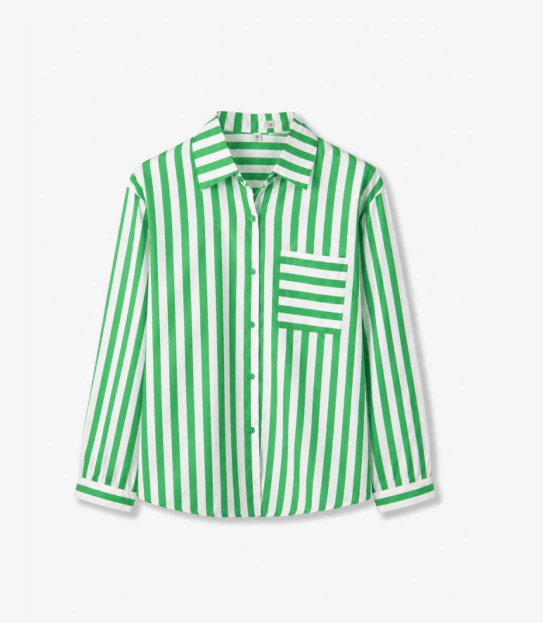 Camisa listrada verde e branca com bolso frontal e botões, manga longa
