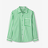 Camisa listrada verde e branca com bolso frontal e botões, manga longa
