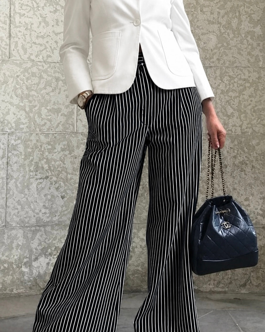 Calça pantalona preta listrada vertical, modelagem ampla com cós elástico