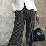 Calça pantalona preta listrada vertical, modelagem ampla com cós elástico