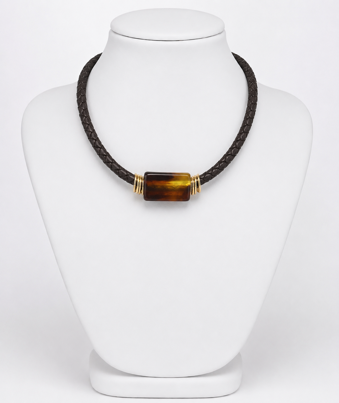 Colar trançado escuro com peça central retangular âmbar e fecho dourado