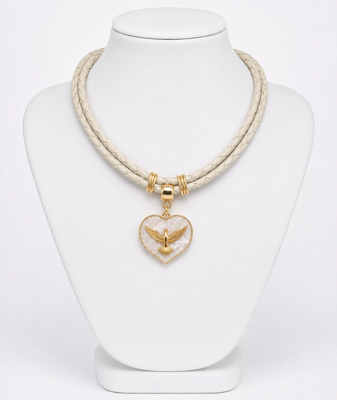 Colar cordão trançado bege com pingente de coração dourado na gola, fecho visível