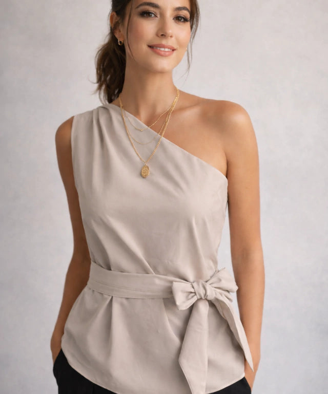 Blusa de cetim um ombro só cinza claro, faixa com laço na cintura