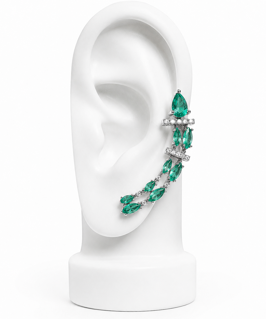 Brinco ear cuff com pedras verdes esmeralda e corrente cravejada, metal prateado.