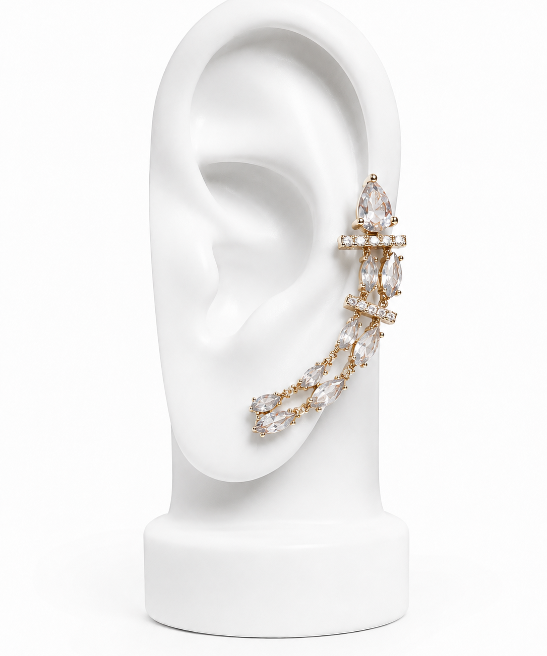 Brinco ear cuff com pedras cristal e corrente cravejada, metal dourado.