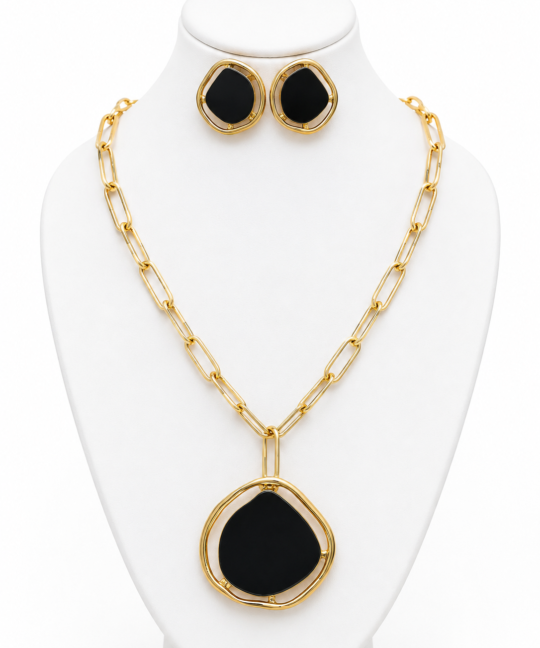 Conjunto de colar e brincos com pingente oval preto e elos dourados
