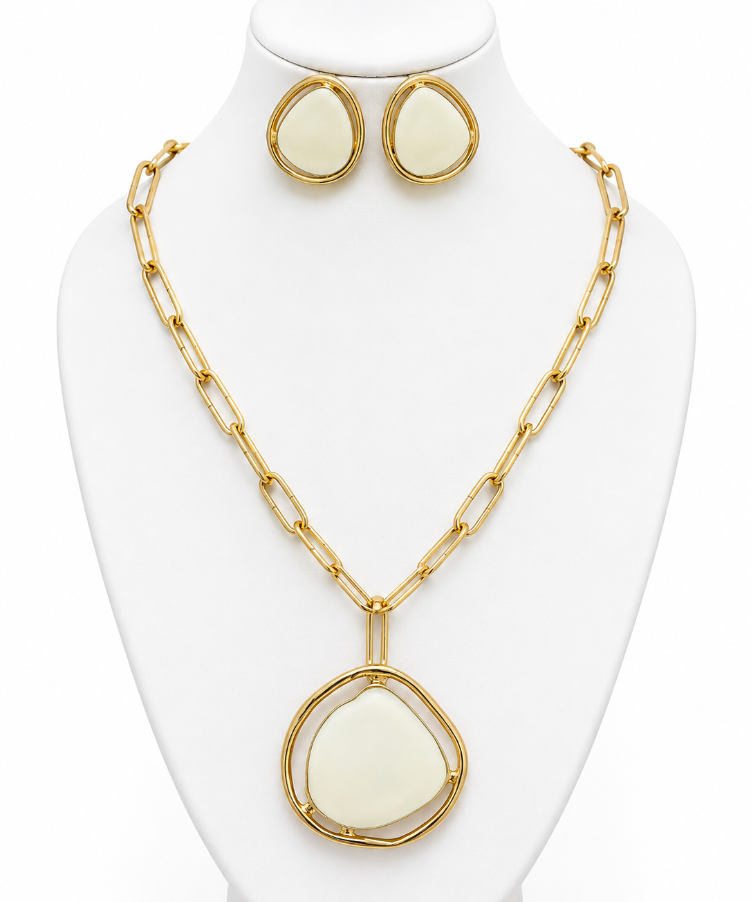 Conjunto de colar e brincos com pingente oval off-white e elos dourados