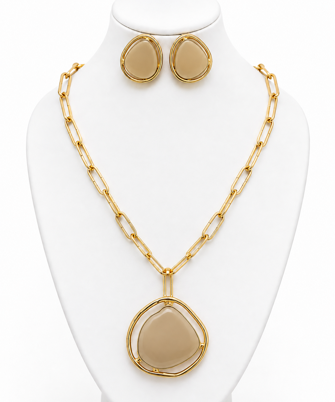 Conjunto de colar e brincos com pingente oval bege e elos dourados
