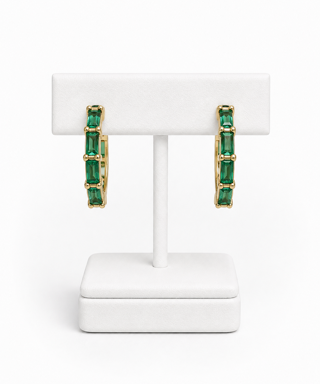 Brinco argola Minerva com pedras retangulares verdes e banho dourado