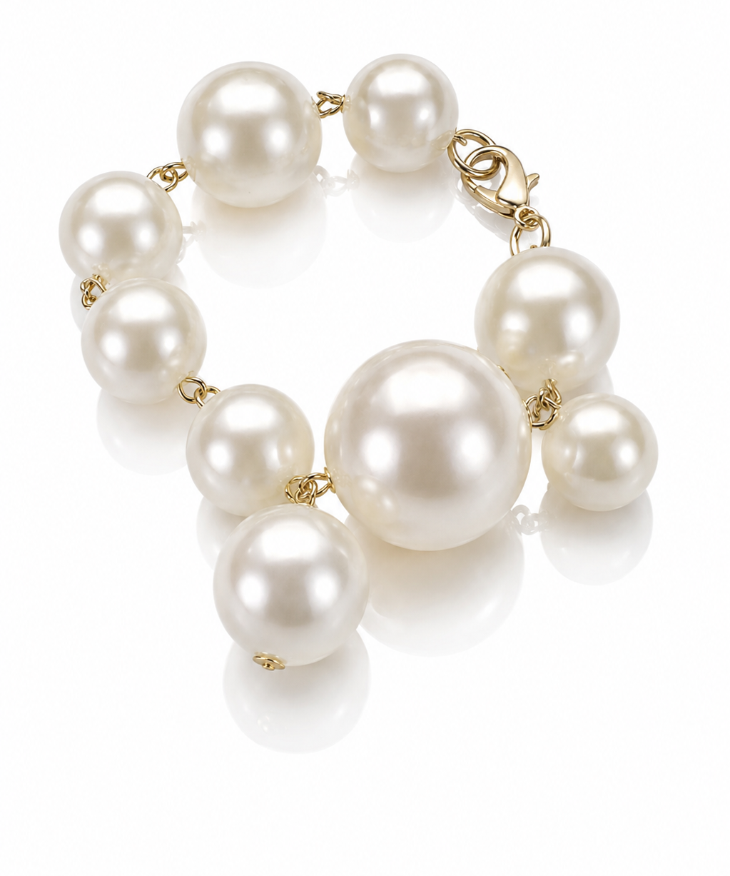 Pulseira de pérolas com diversos tamanhos e fecho dourado tipo mosquetão