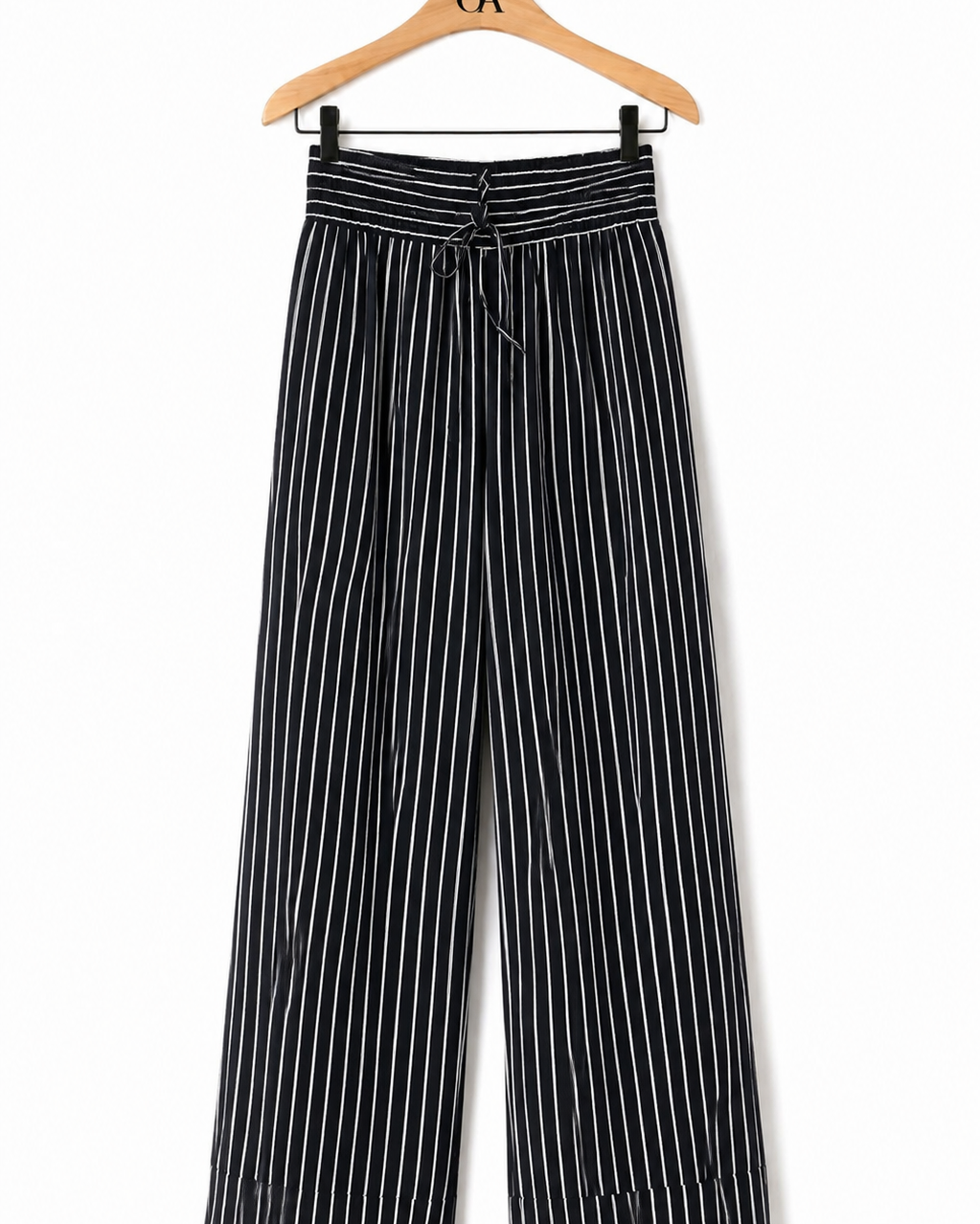 Calça pantalona preta listrada verticalmente, cós com elástico e faixa amarrável