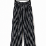 Calça pantalona preta listrada verticalmente, cós com elástico e faixa amarrável