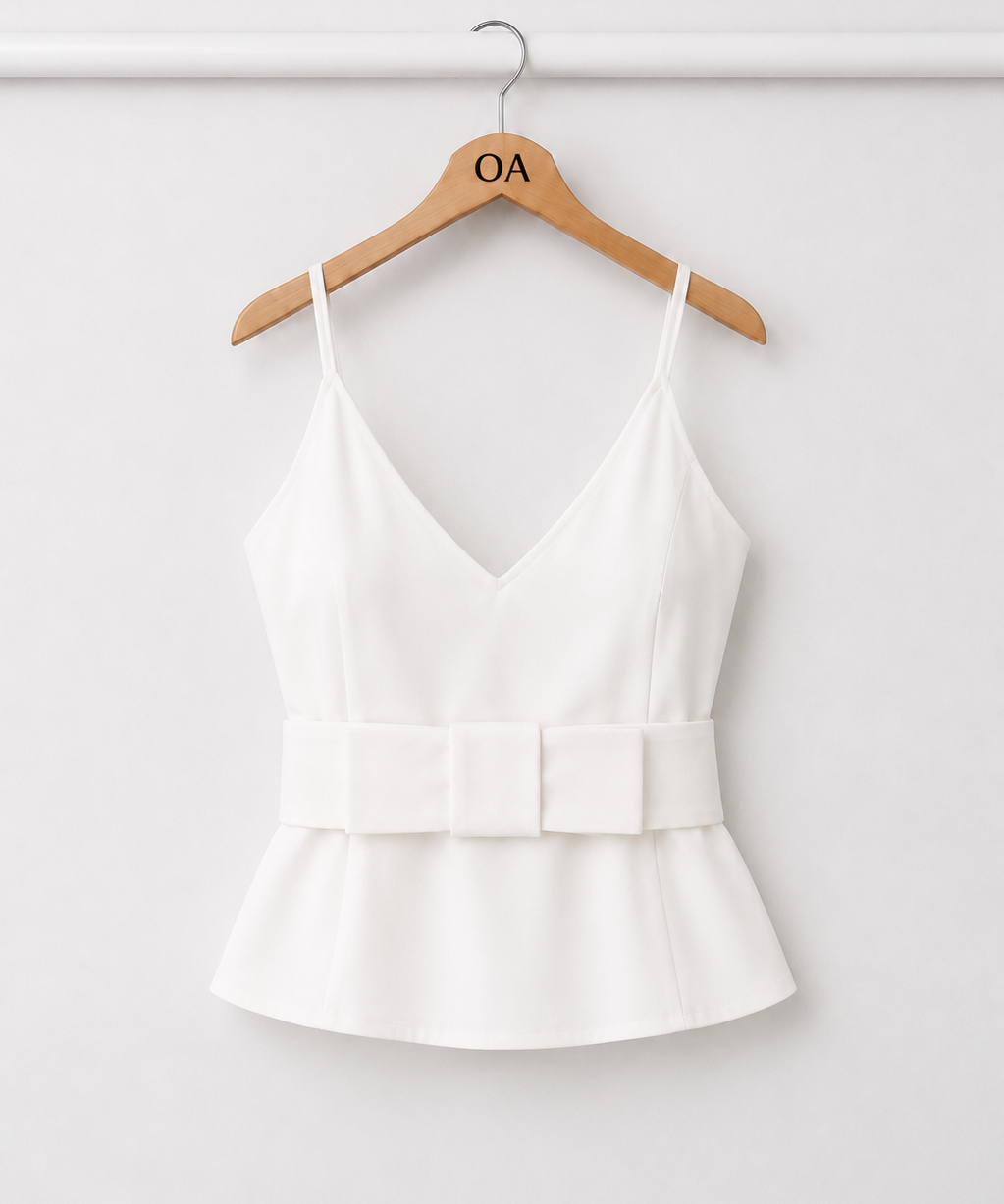 Blusa branca de alças finas com decote V e faixa na cintura com volume peplum
